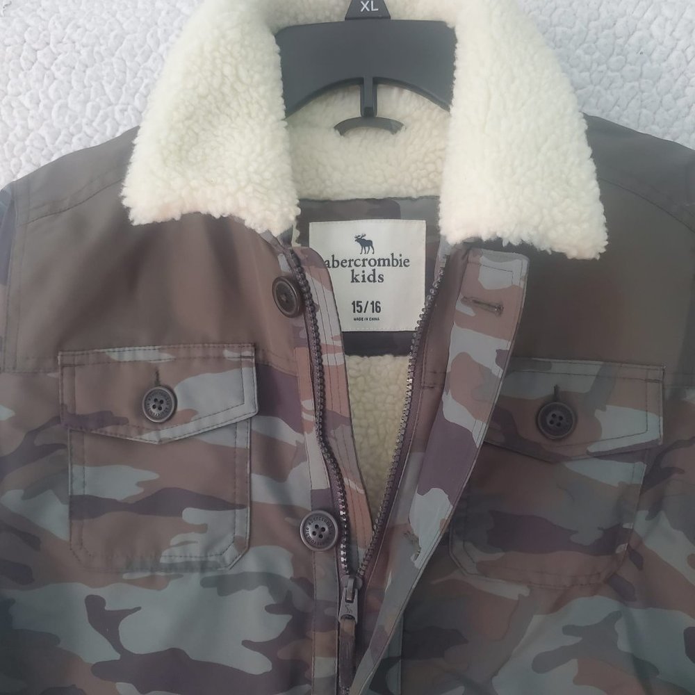 Abercrombie and Fitch Sz 15/16 Insulated Green Camo Print Jacket Fleece Lining